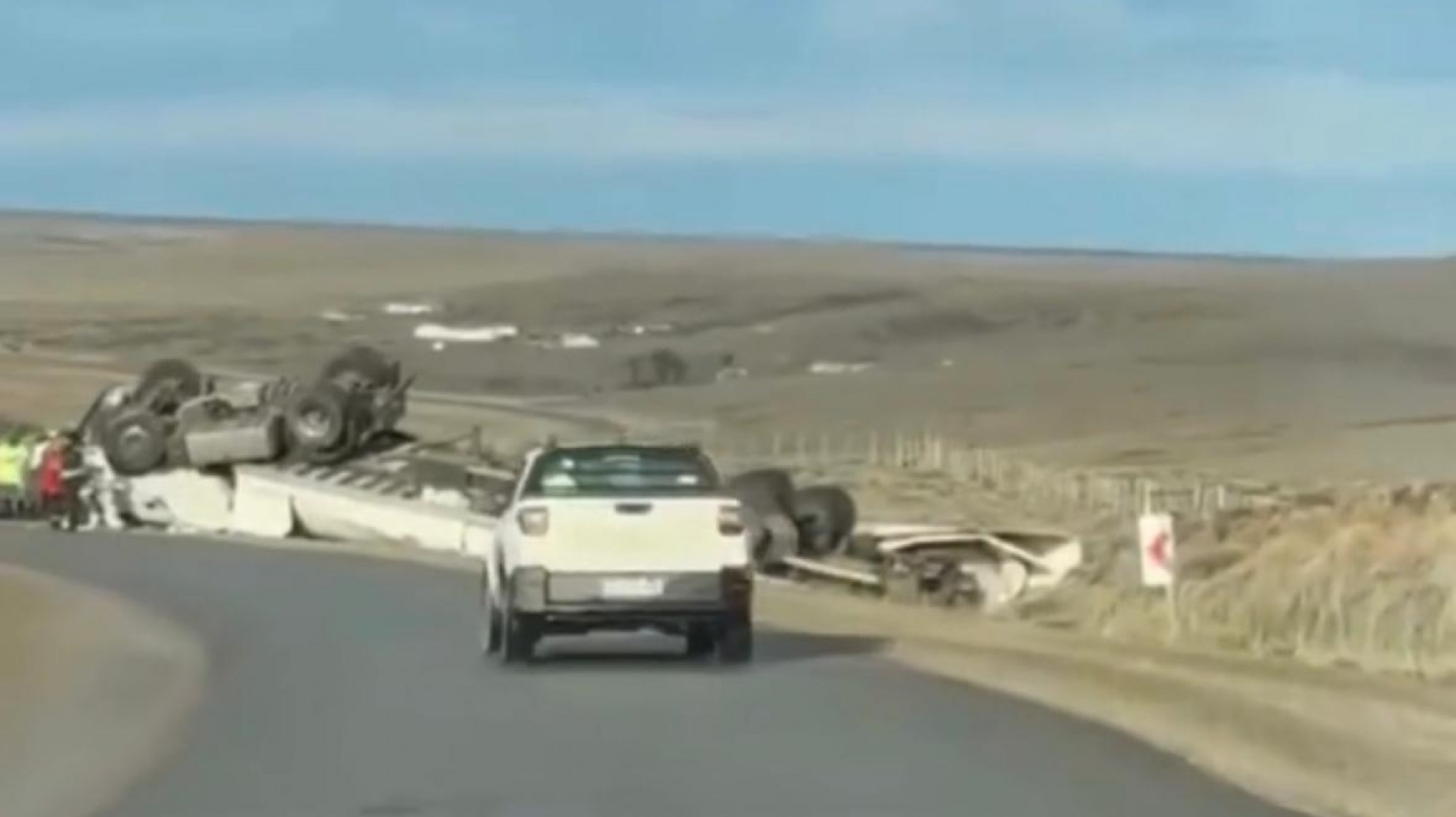 Impactante vuelco de un camión sobre la Ruta 3 cerca de Río Gallegos