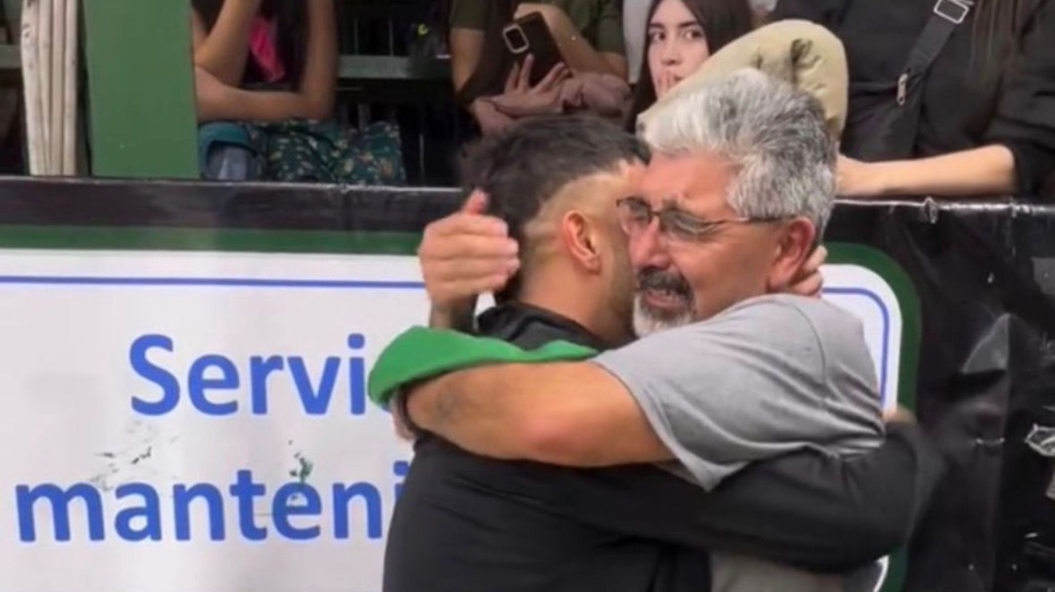 No todo fue básquet: el abrazo entre un hijo y su papá que emocionó en Comodoro