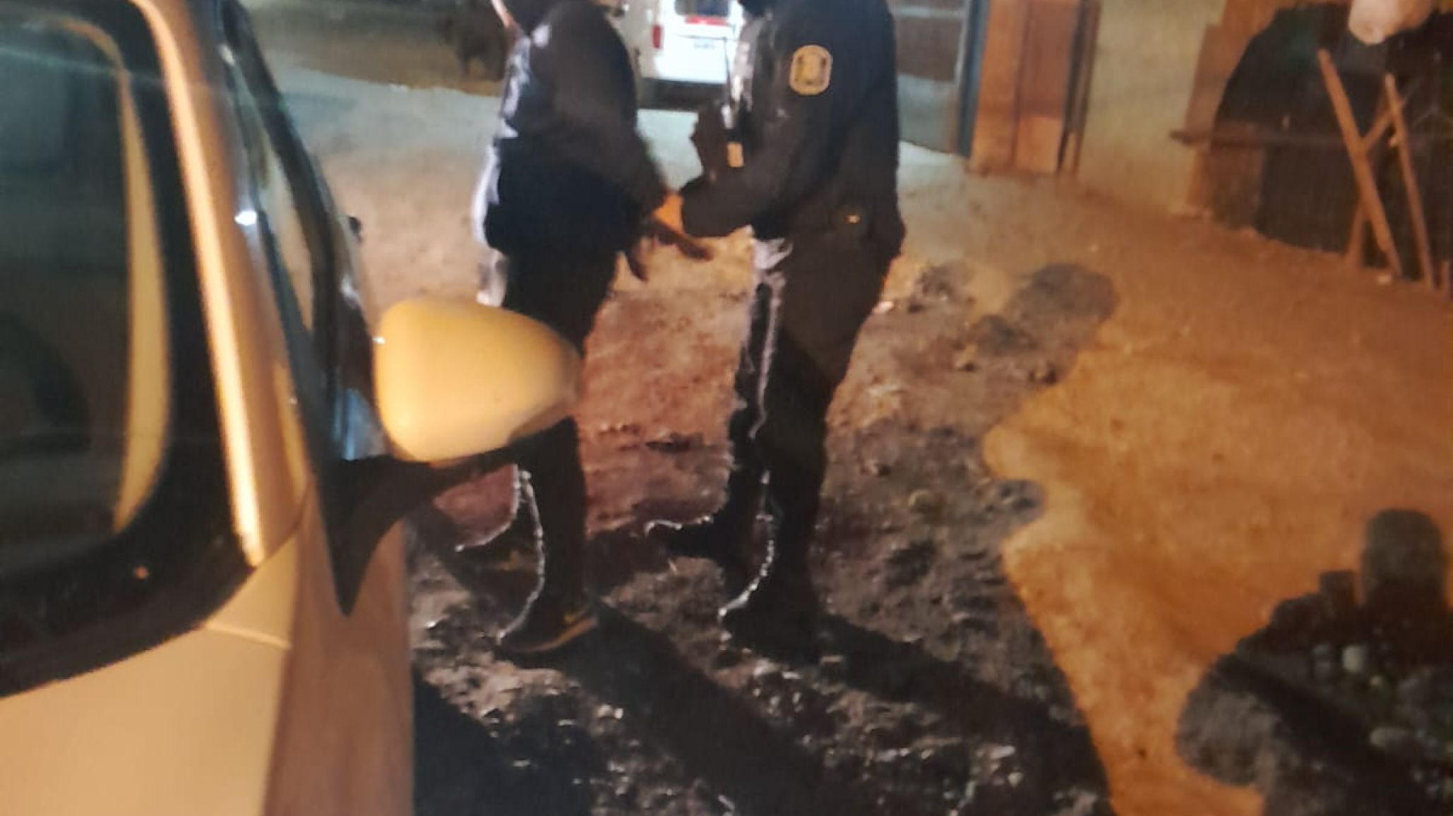 Intentó atacar a su pareja con un cuchillo de 30 centímetros, le rompió la campera y terminó detenidoetenido