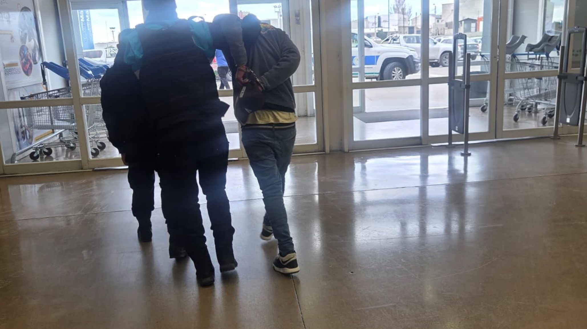 Lo descubrieron por las cámaras intentando robar perfumes en el supermercado y terminó detenido