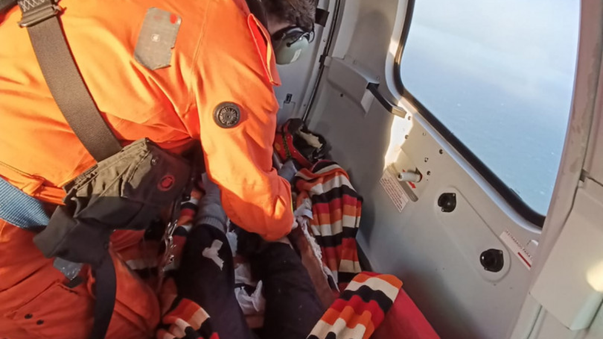 Un helicóptero de Prefectura rescató a un tripulante herido en alta mar