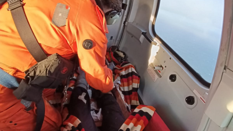 Un helicóptero de Prefectura rescató a un tripulante herido en alta mar
