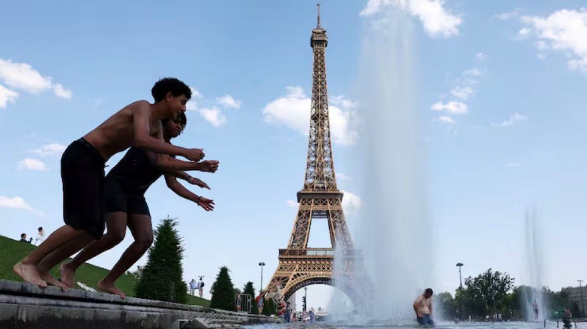 Tragedia en Francia: dos niños murieron dentro de un auto durante una ola de calor extrema