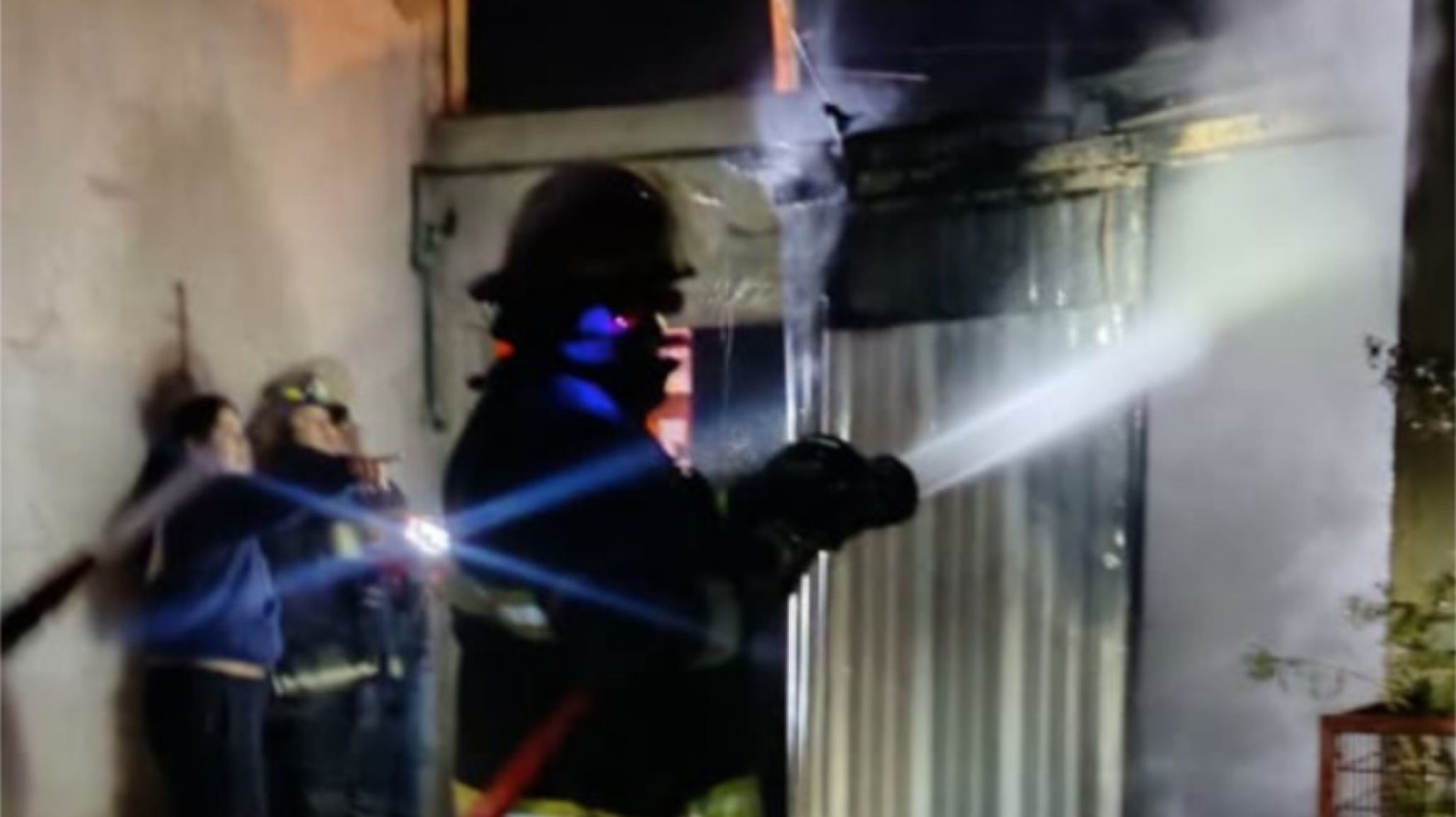 Un cortocircuito provocó un incendio en una vivienda de Km 3