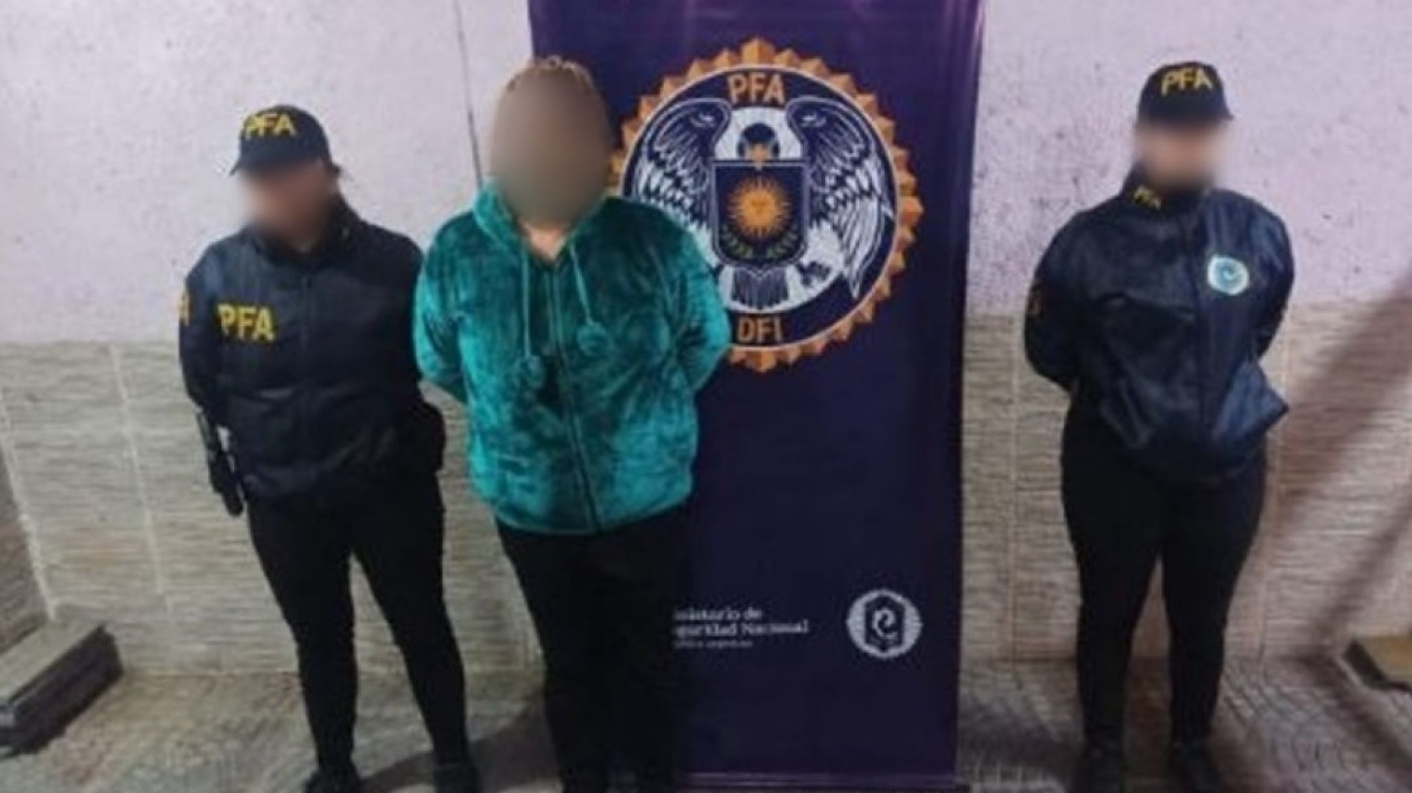 Cayó "la reina del menudeo" en San Juan: la detuvieron mientras armaba dosis de cocaína en su búnker