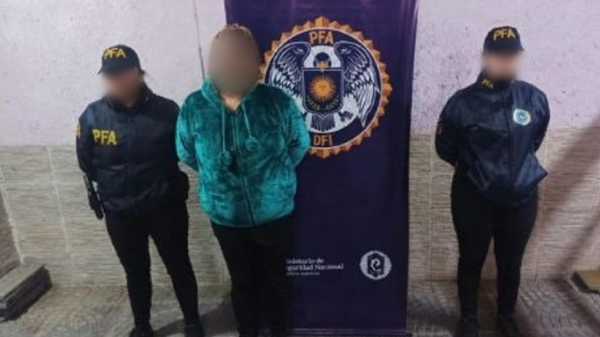 Cayó "la reina del menudeo" en San Juan: la detuvieron mientras armaba dosis de cocaína en su búnker