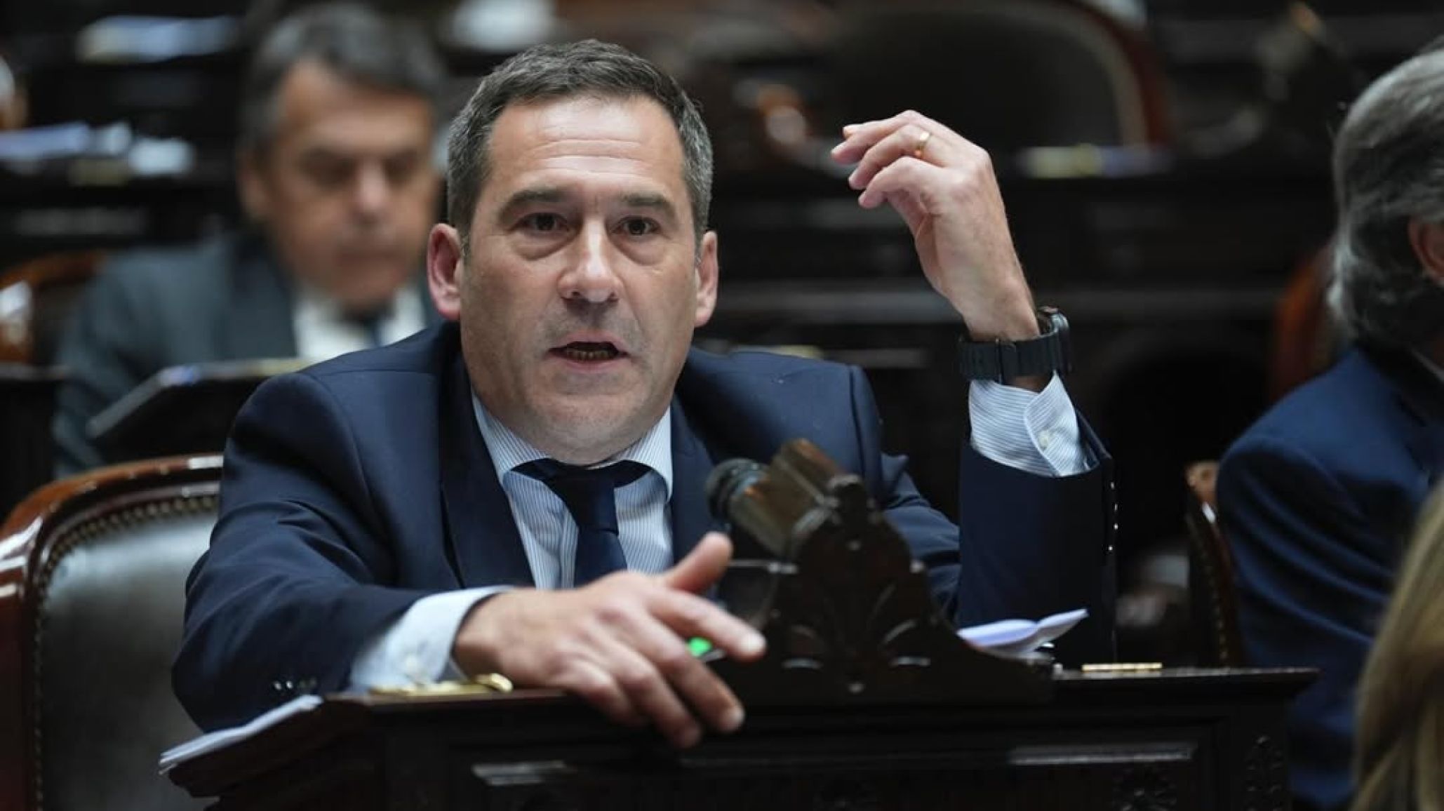 Luque explotó contra el PRO por aliarse con LLA para evitar la interpelación de Adorni en el Congreso