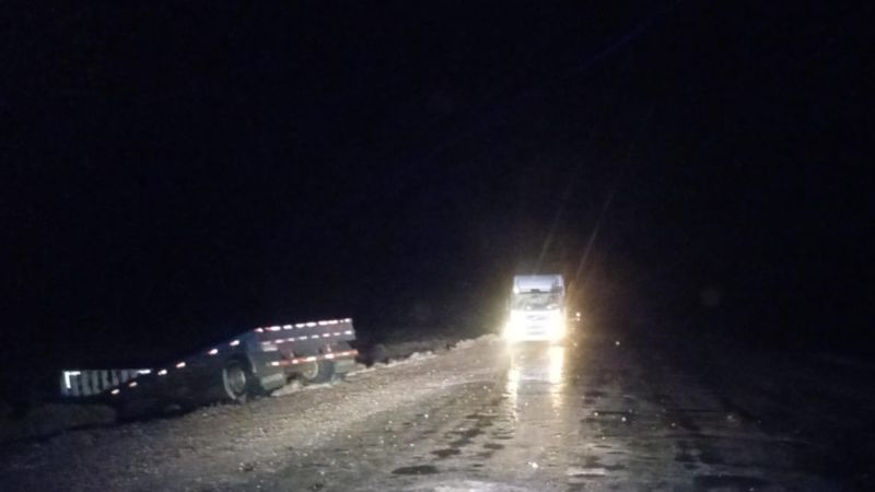 Un camionero esquivó un pozo, perdió el control y terminó despistado