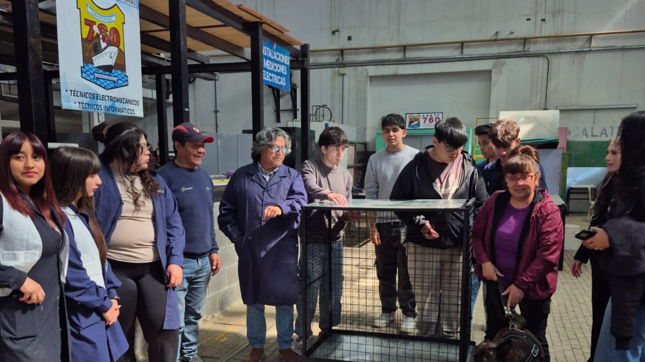Estudiantes de la Escuela 760 fabrican jaulas para rescatar perros y gatos abandonados