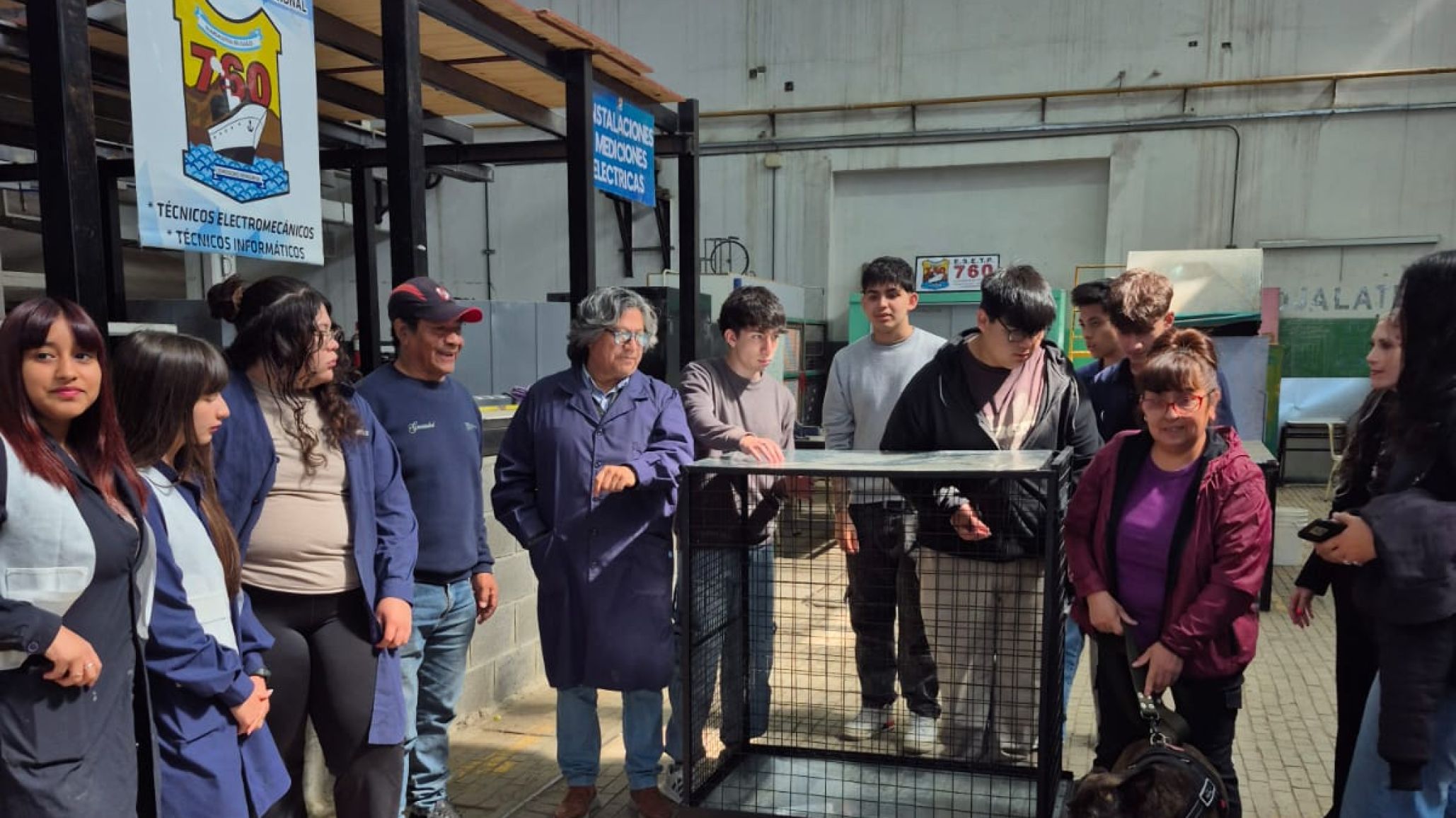 Estudiantes de la Escuela 760 fabrican jaulas para rescatar perros y gatos abandonados