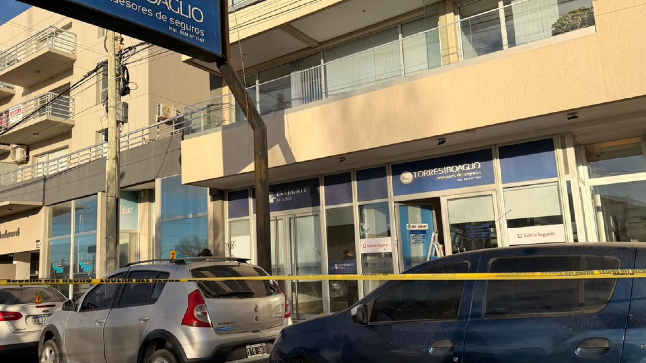 Violento ataque en Puerto Madryn: dos sujetos balearon un local de seguros y varios vehículos