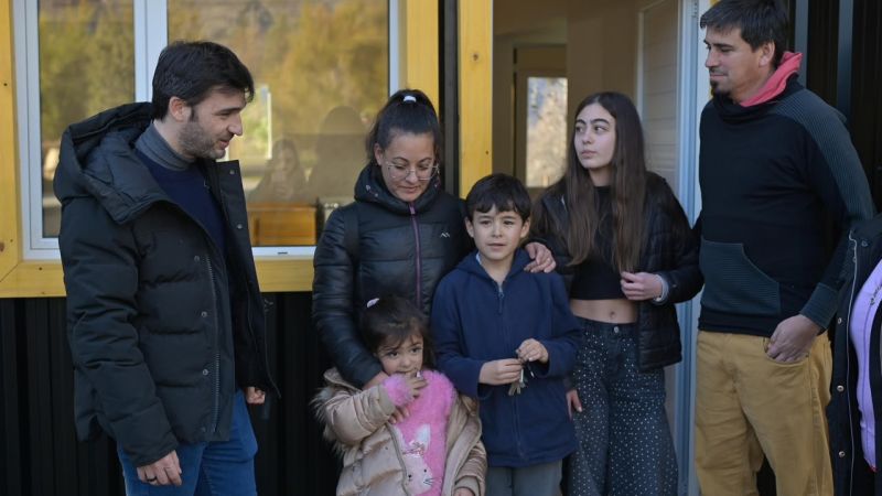 Reconstrucción de la Comarca: Provincia entregó nuevas viviendas a familias damnificadas por los incendios en Epuyén