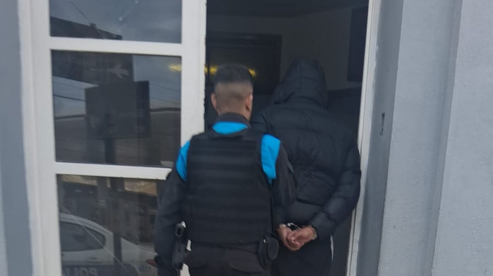 Caos en la Terminal: demoraron a un hombre por disturbios e insultos a empleados