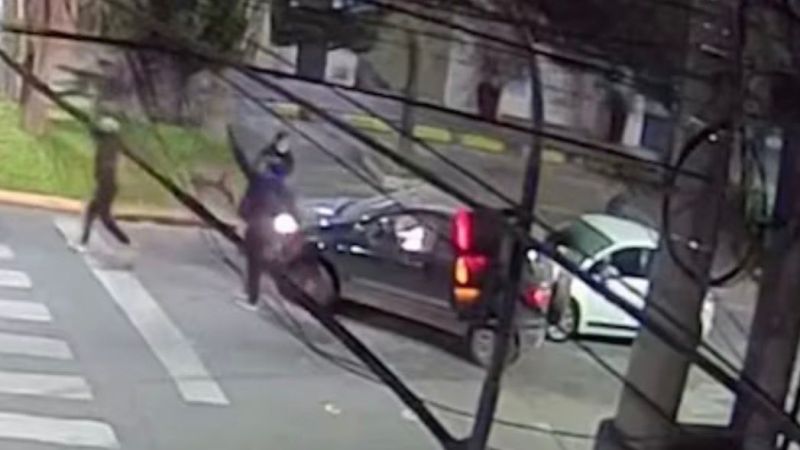 Asaltaron a un chofer de una aplicación, lo ataron con un cable y un descuido de los ladrones permitió identificarlos
