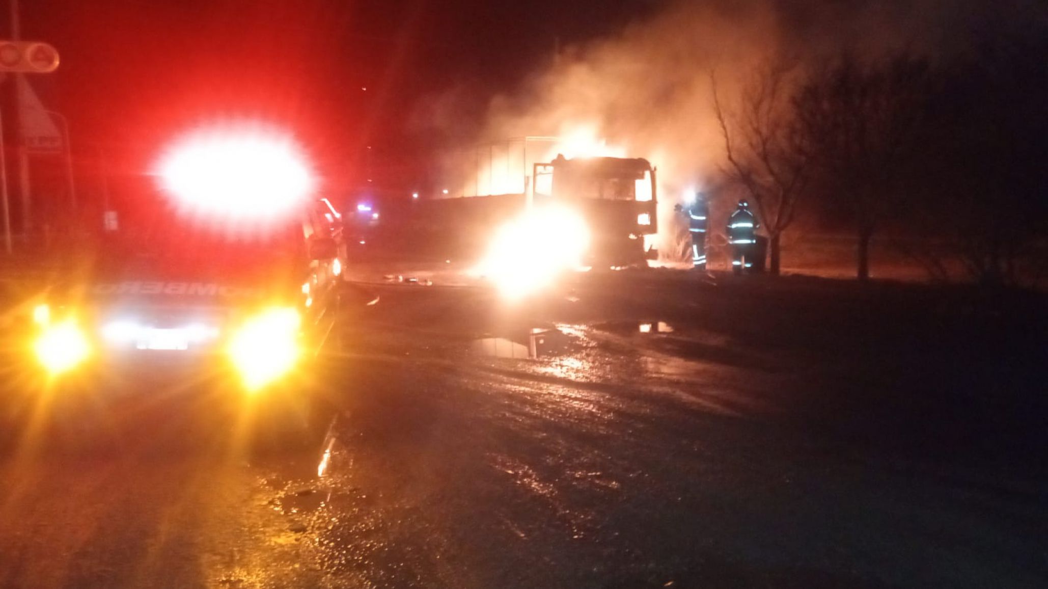 Garayalde: un voraz incendio consumió un camión frente a la estación de servicio