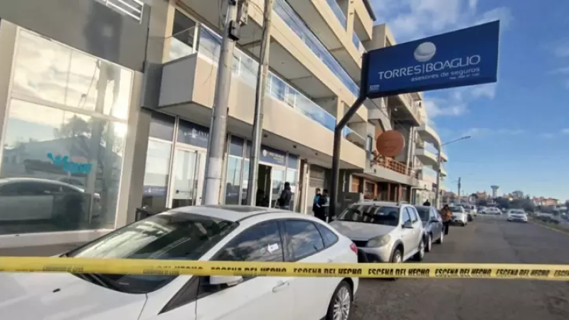 Las cámaras captaron al autor del ataque a balazos contra una aseguradora de Puerto Madryn