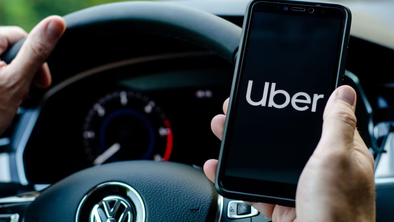 Tres hombres intentaron robar el auto de un chofer de Uber: uno fue detenido