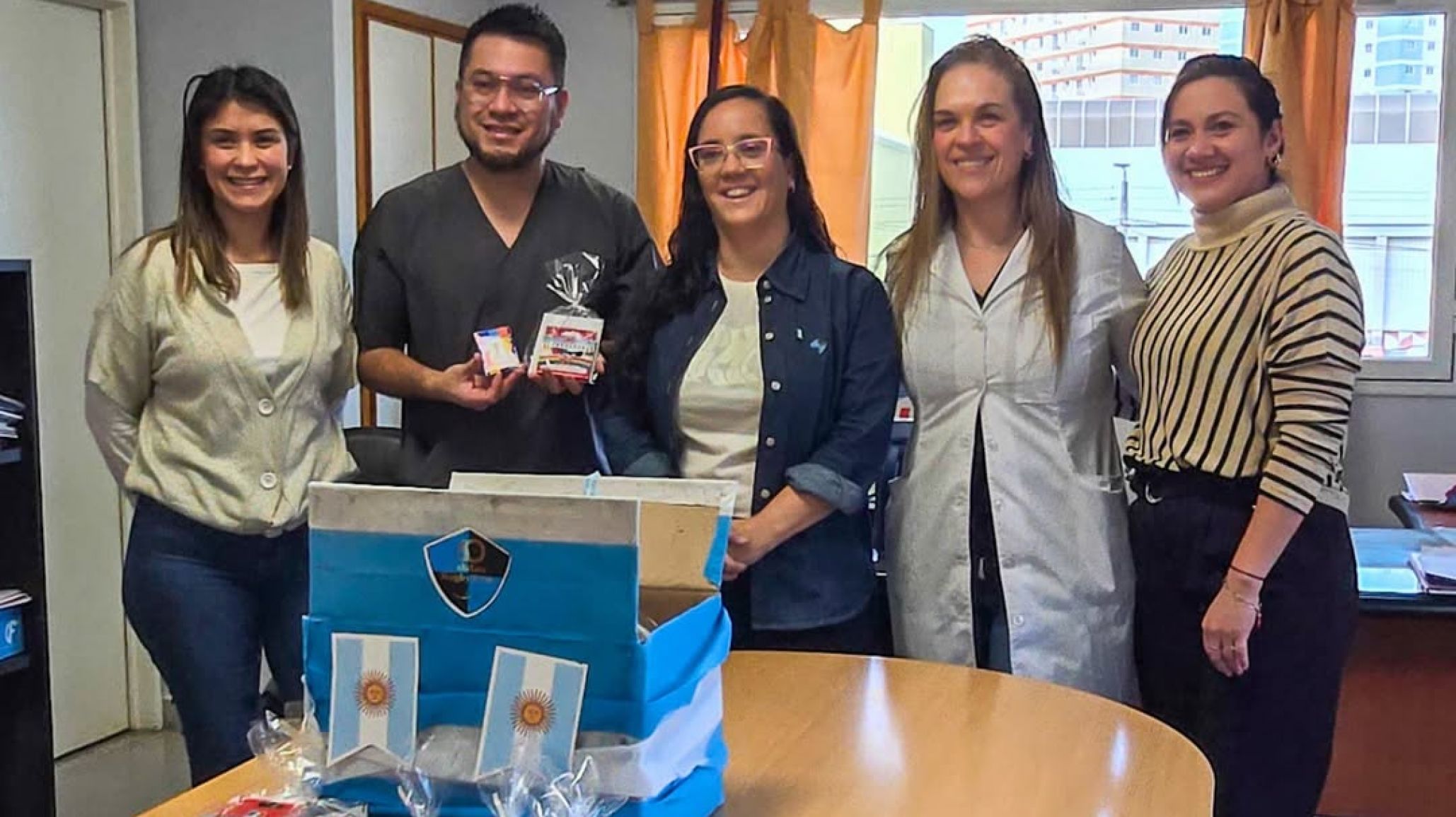 Calafate Rugby Club entregó donaciones recreativas para los pacientes pediátricos del Hospital Regional