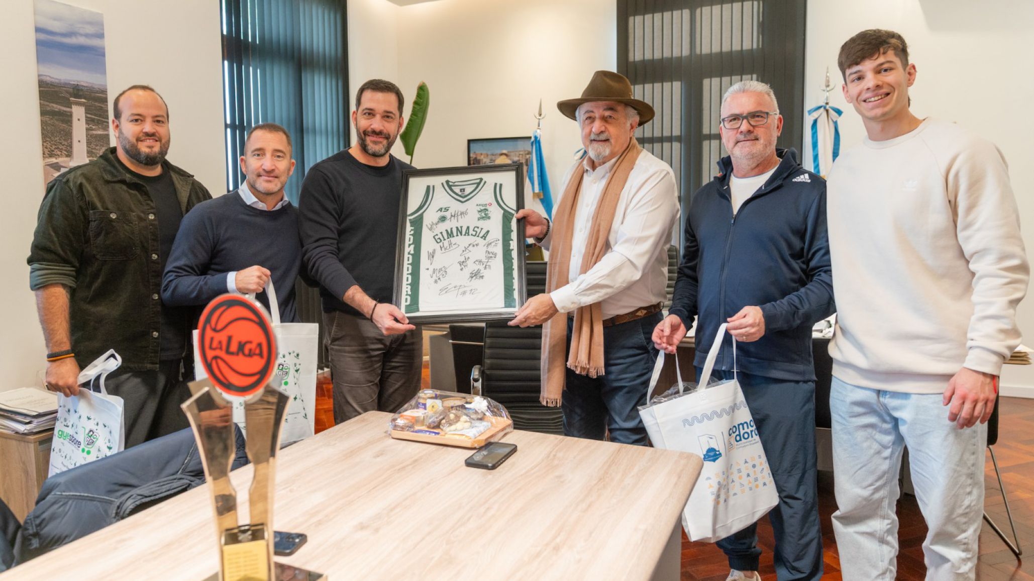 El intendente recibió a referentes de Gimnasia y Esgrima campeones de la Liga Nacional