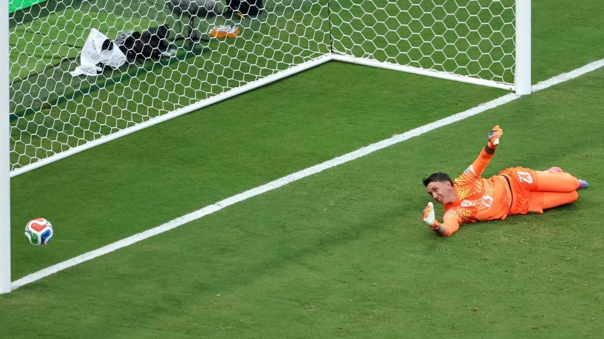Momento crítico de Uruguay: Muslera tuvo un error gravísimo y Bielsa puso al otro arquero frente a España