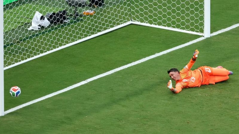 Momento crítico de Uruguay: Muslera tuvo un error gravísimo y Bielsa puso al otro arquero frente a España