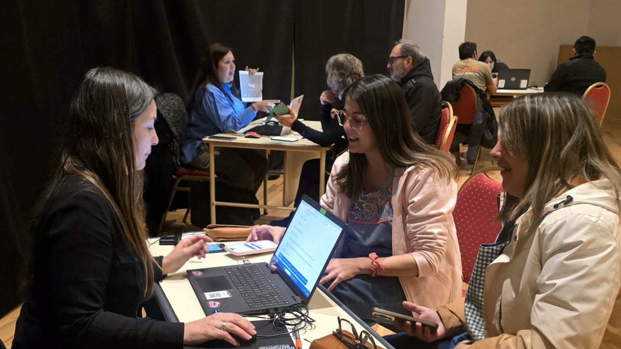 Firma Digital: Provincia acompañó a más de 250 vecinos de Esquel para que puedan registrarse