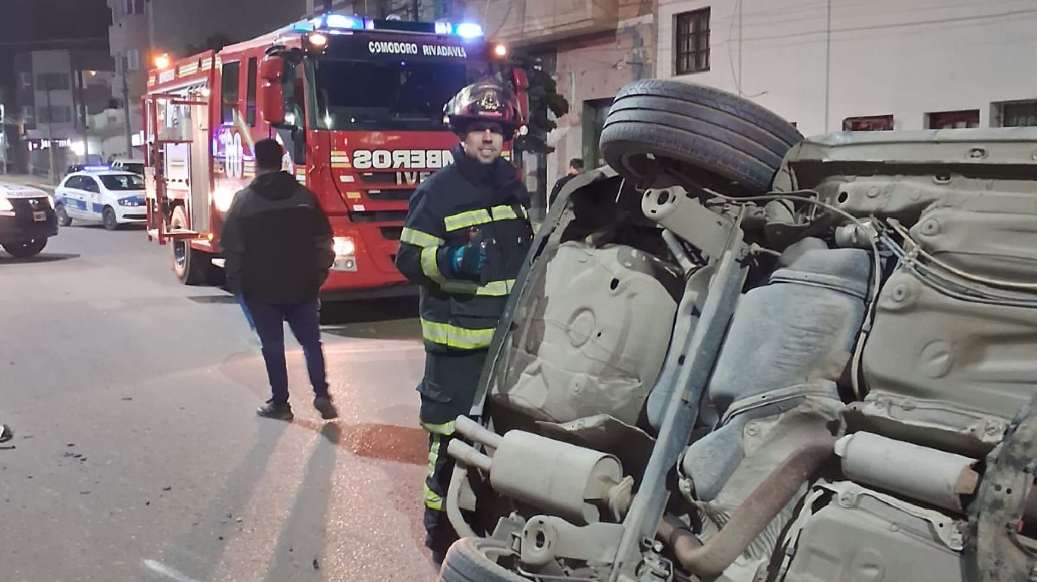 Volcó tras chocar un auto estacionado en pleno centro