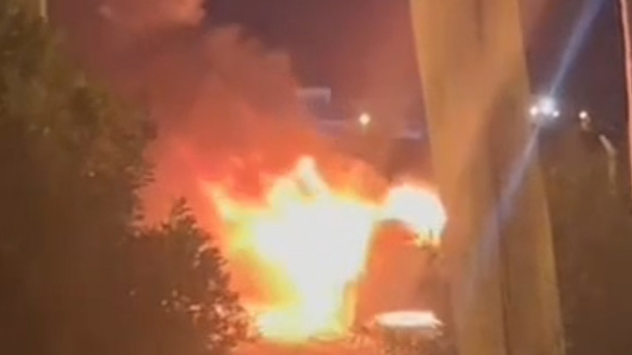 Se incendió un auto sobre la colectora de avenida Constituyentes y trabajaron los Bomberos