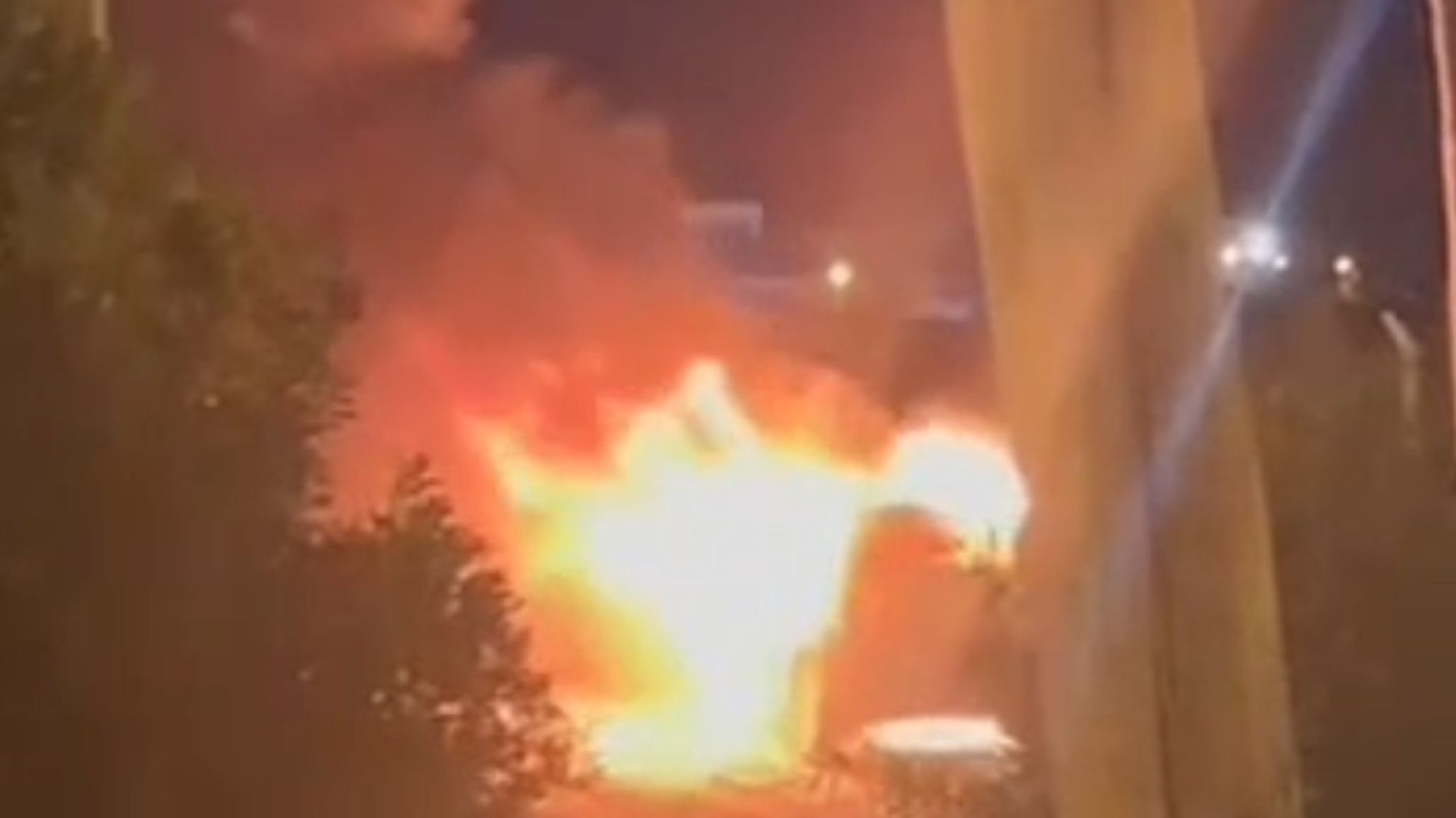Se incendió un auto sobre la colectora de avenida Constituyentes y trabajaron los Bomberos