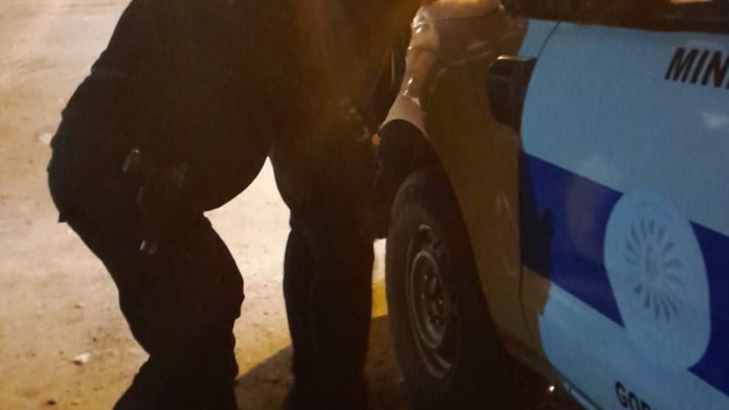 Lo vieron sobre el techo de una fábrica de hielo y terminó detenido: sospechan que vigilaba la recaudación