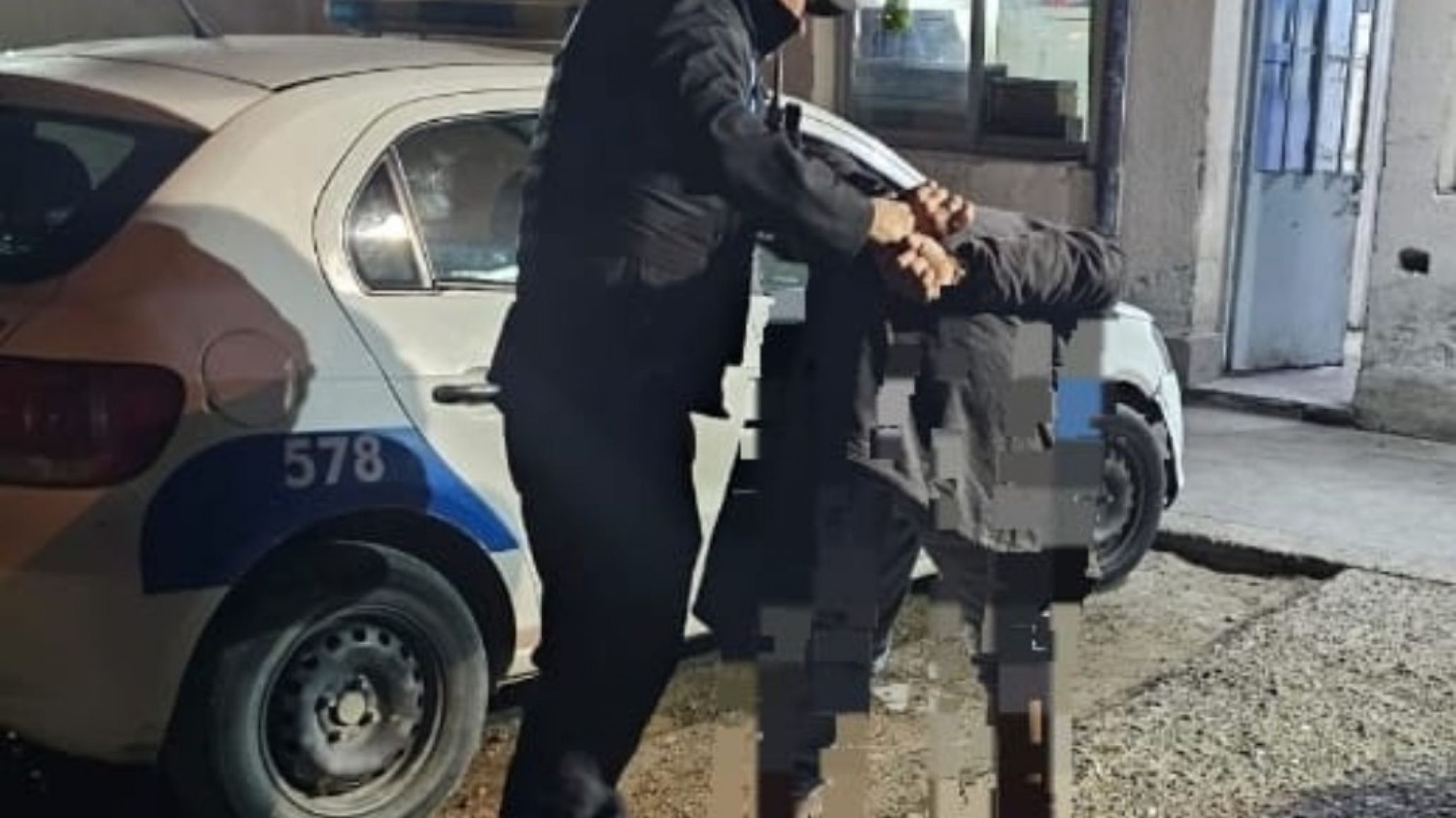 Entró al patio de una escuela para robar una fotocélula, pero una docente lo descubrió y terminó detenido