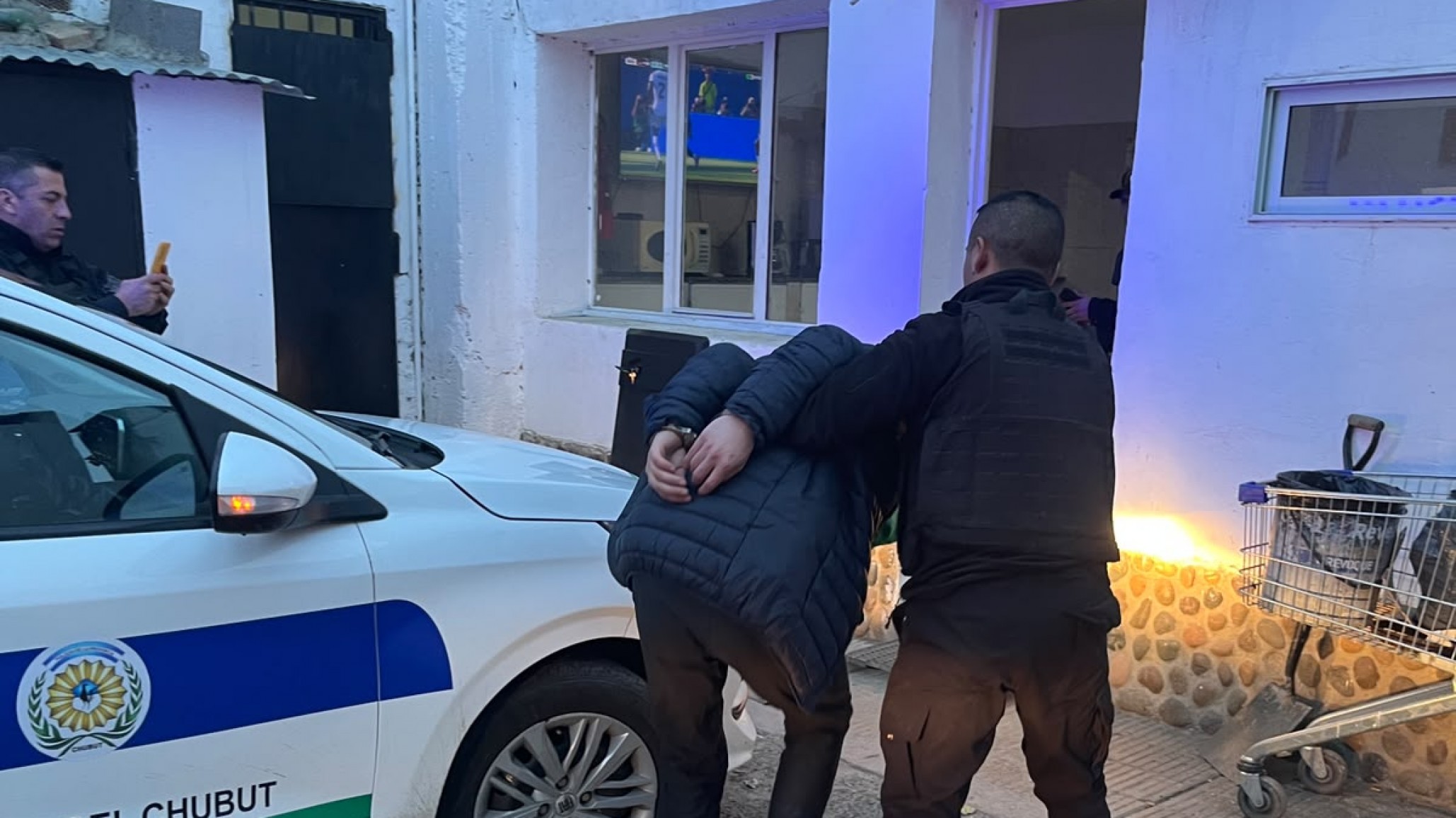 Intentó llevarse una campera y dos botellas de vodka de un supermercado: terminó detenido