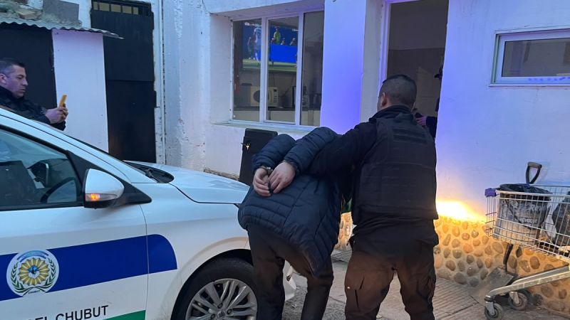 Intentó llevarse una campera y dos botellas de vodka de un supermercado: terminó detenido