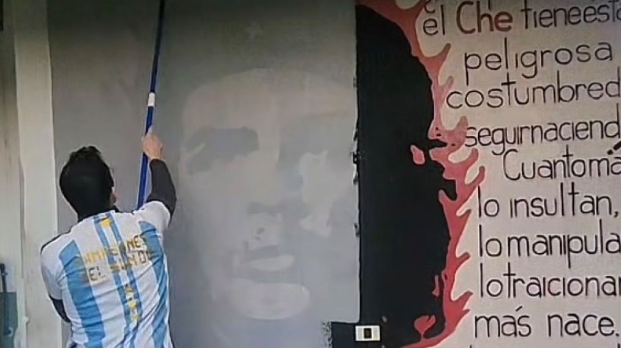 Vandalismo en la UNPSJB: dos hombres taparon un histórico mural del "Che Guevara" y fueron retirados por la policía