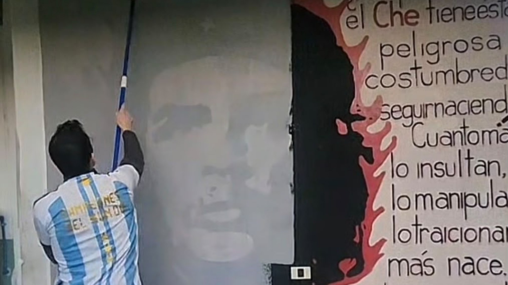 Vandalismo en la UNPSJB: dos hombres taparon un histórico mural del "Che Guevara" y fueron retirados por la policía