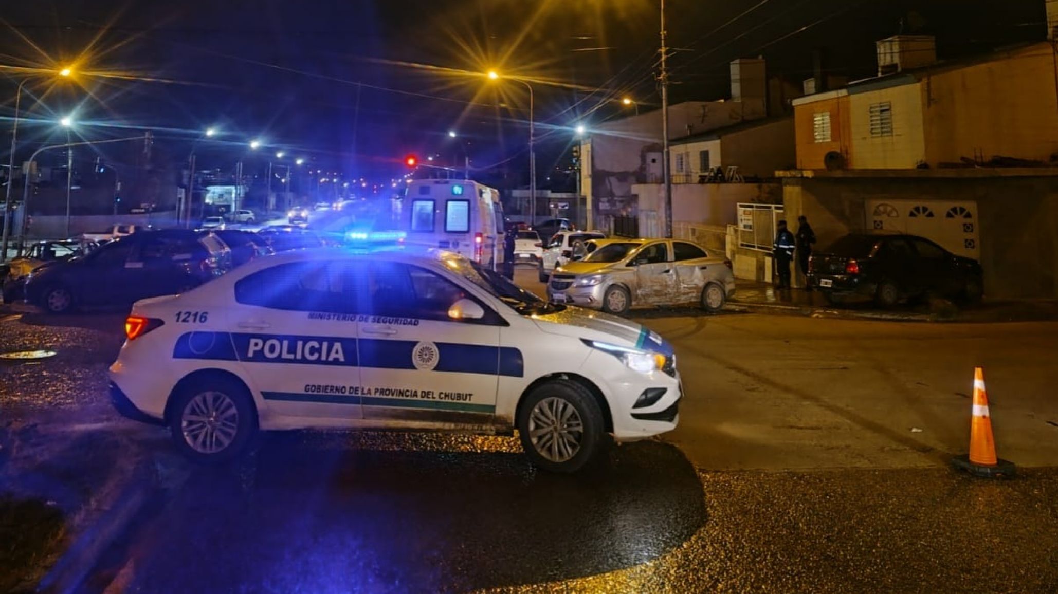 Un conductor y un niño de 8 años terminaron heridos tras un choque entre dos autos