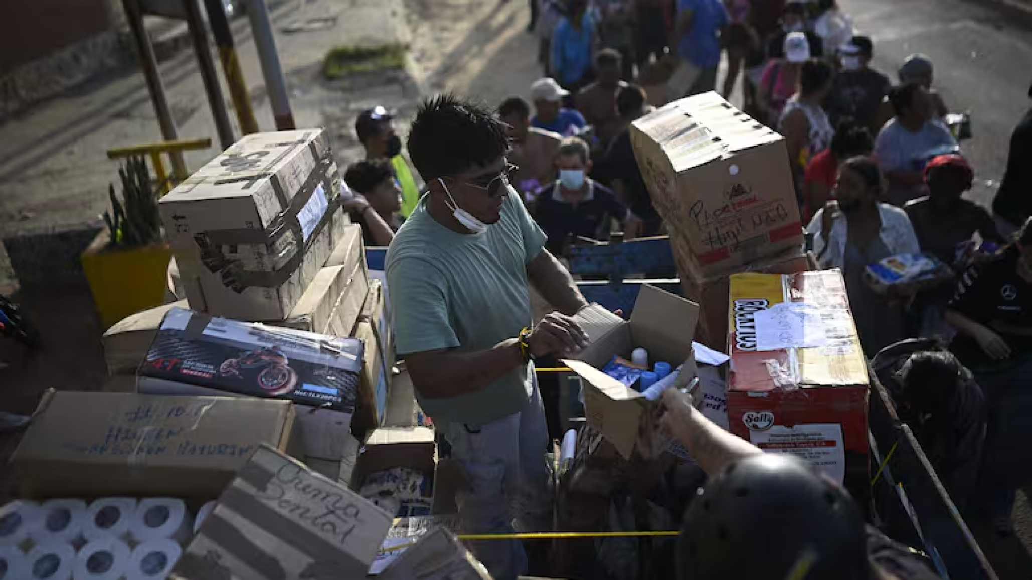 El riesgo de enfermedades y la falta de alimentos complican los rescates tras el terremoto en Venezuela
