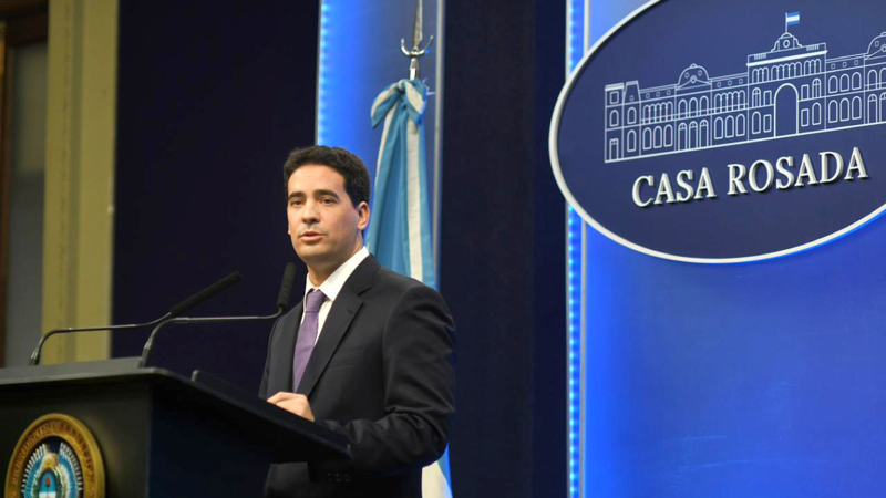 En plena ola polar, el nuevo vocero quiere duplicar el gas y la electricidad y recomendó "abrigarse más" para no encender la estufa