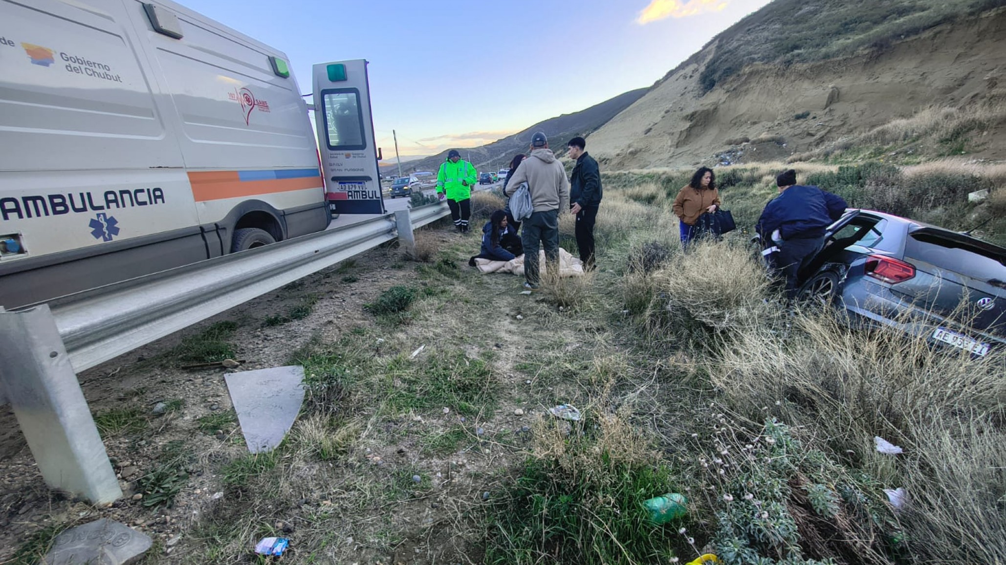 Susto en el Camino Roque González: despistó con su auto, terminó en el suelo y no recuerda nada