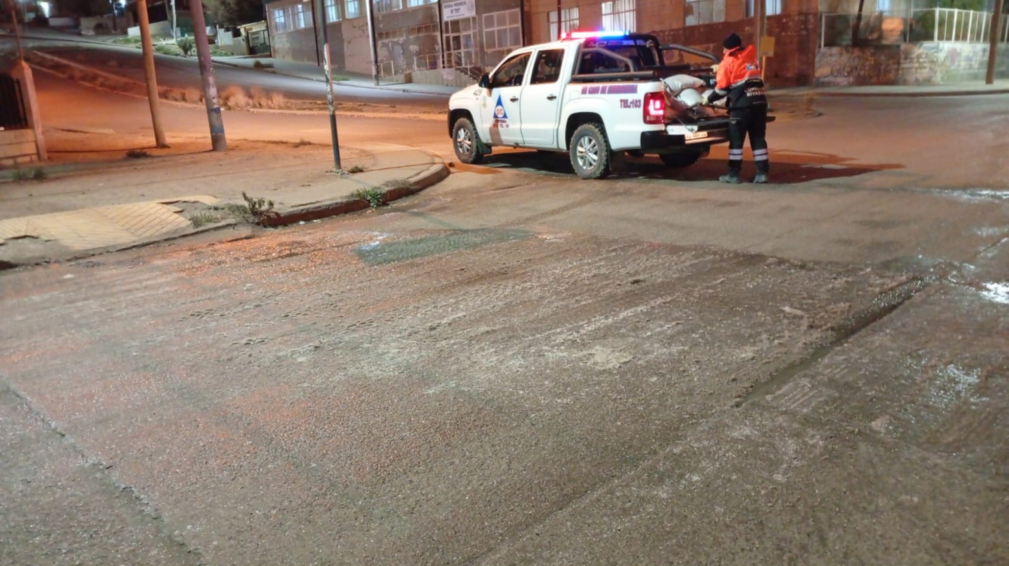 Defensa Civil arrojó sal desde la madrugada para prevenir la formación de hielo en las calles de Comodoro