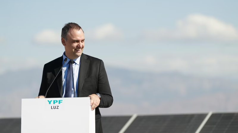 Adorni presentó su renuncia al directorio de YPF