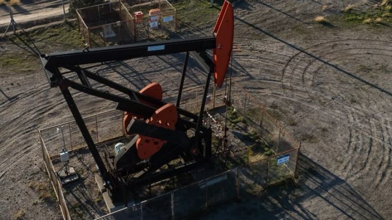 Una escuela construida sobre el peligro, barrios sin mensura y 4.000 pozos sin sellar: de qué se trata el pasivo ambiental de Comodoro que le perdonan a YPF para siempre