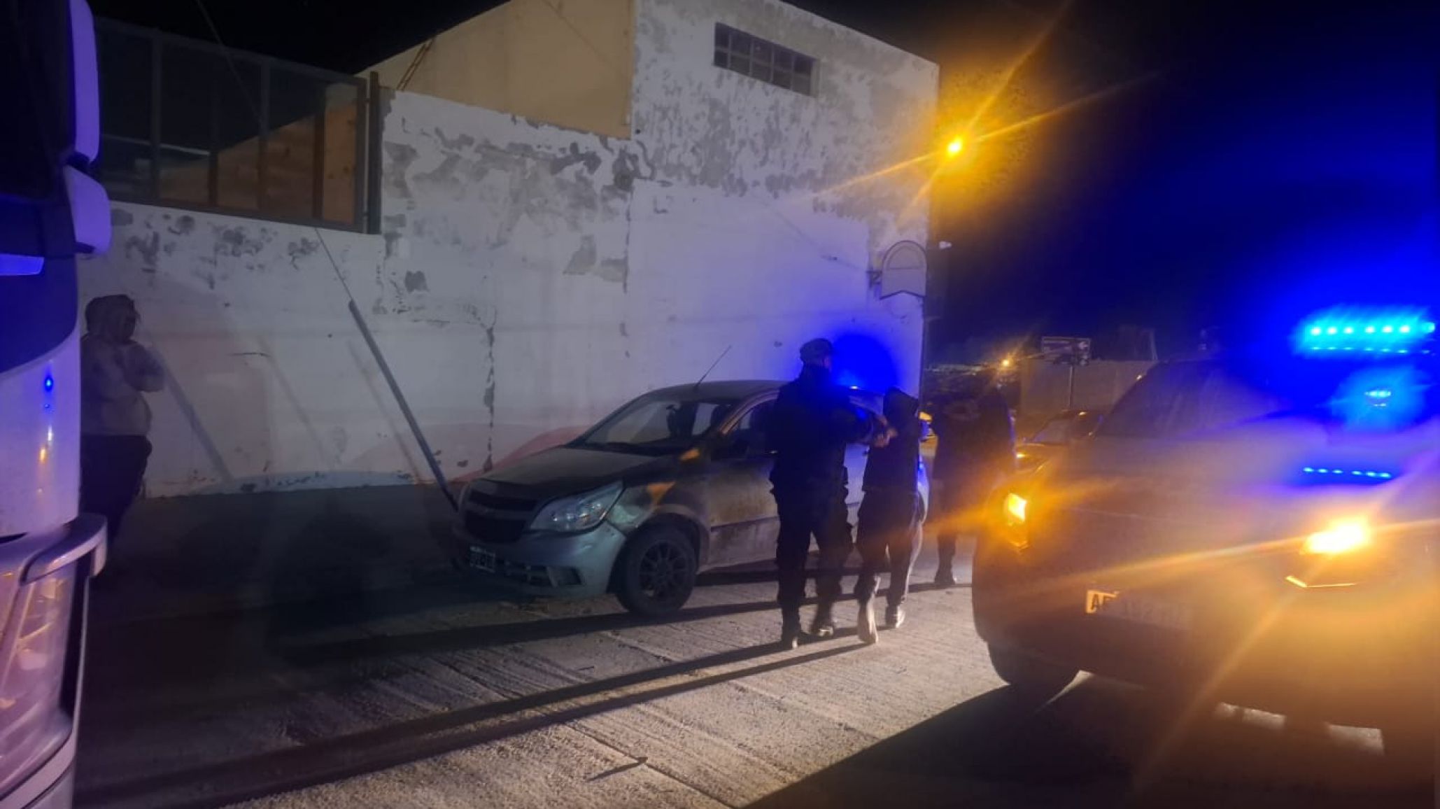 Quiso abrir varios autos en un frigorífico y lo atraparon los empleados