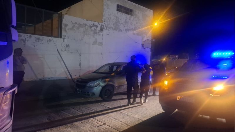Quiso abrir varios autos en un frigorífico y lo atraparon los empleados