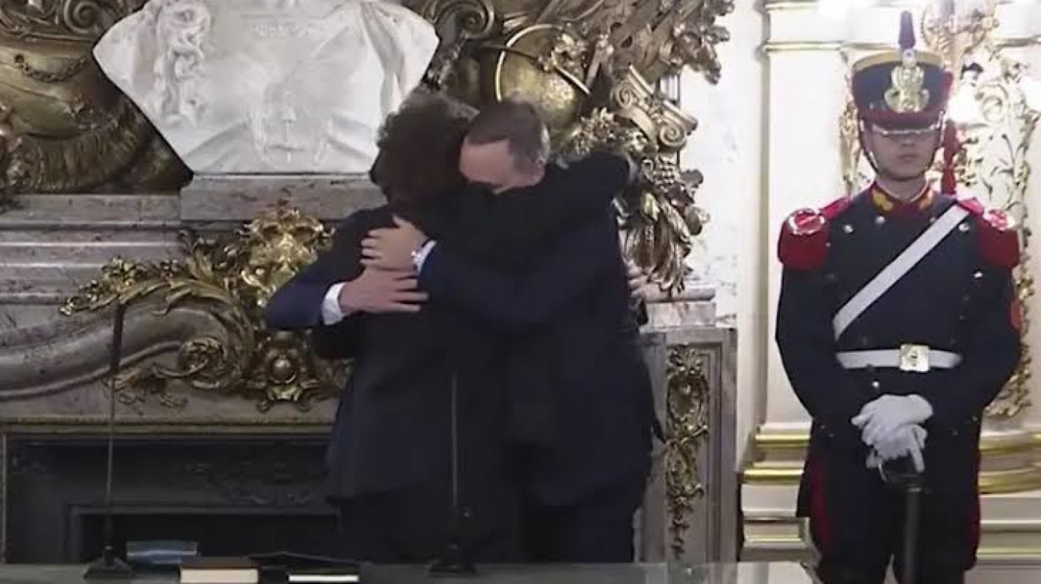 A los abrazos con Adorni, y a los besos en la Embajada