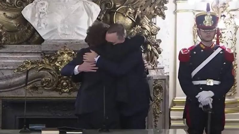 A los abrazos con Adorni, y a los besos en la Embajada