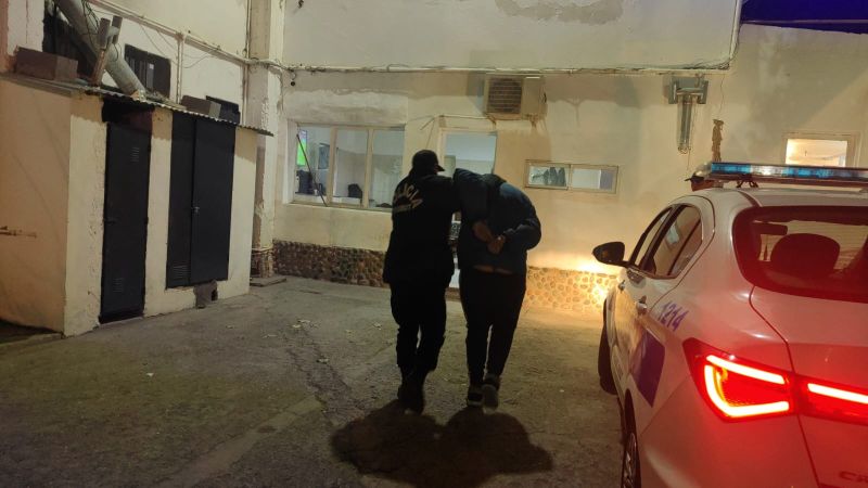 Rompieron la vidriera de una verdulería para robar cervezas y fueron detenidos a 150 metros del lugar