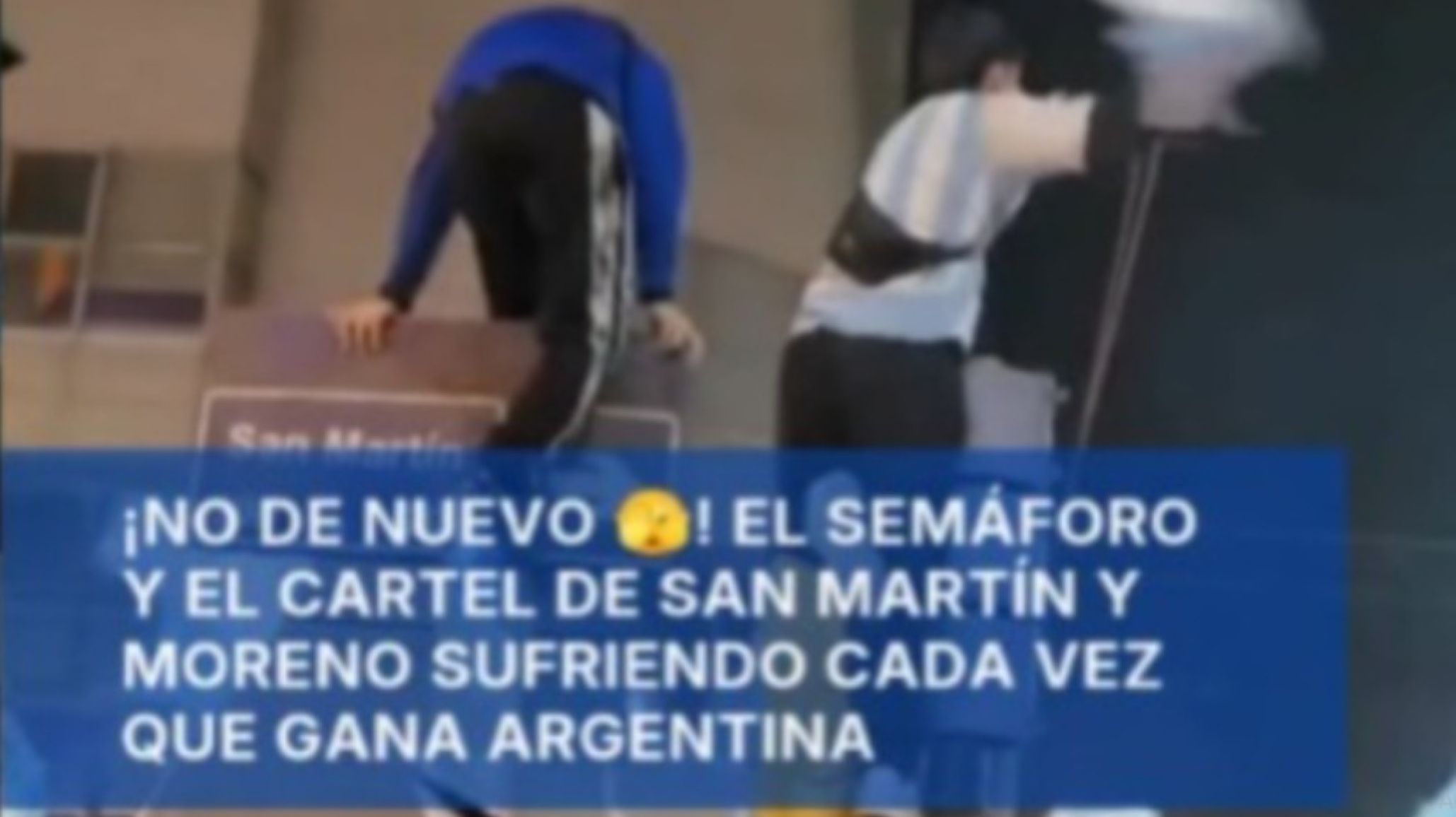 ¡No aprendemos más! Otra vez se treparon al semáforo y al cartel de San Martín y Moreno para festejar el triunfo argentino