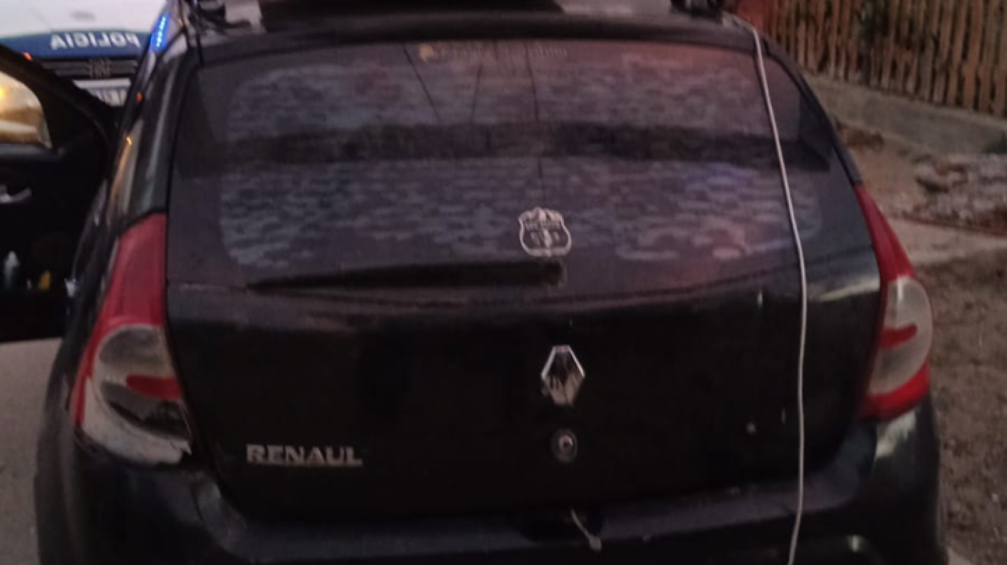 De no creer: se llevaban una ventana en el techo del auto tras desvalijar una casa evacuada del Barrio Sismográfica