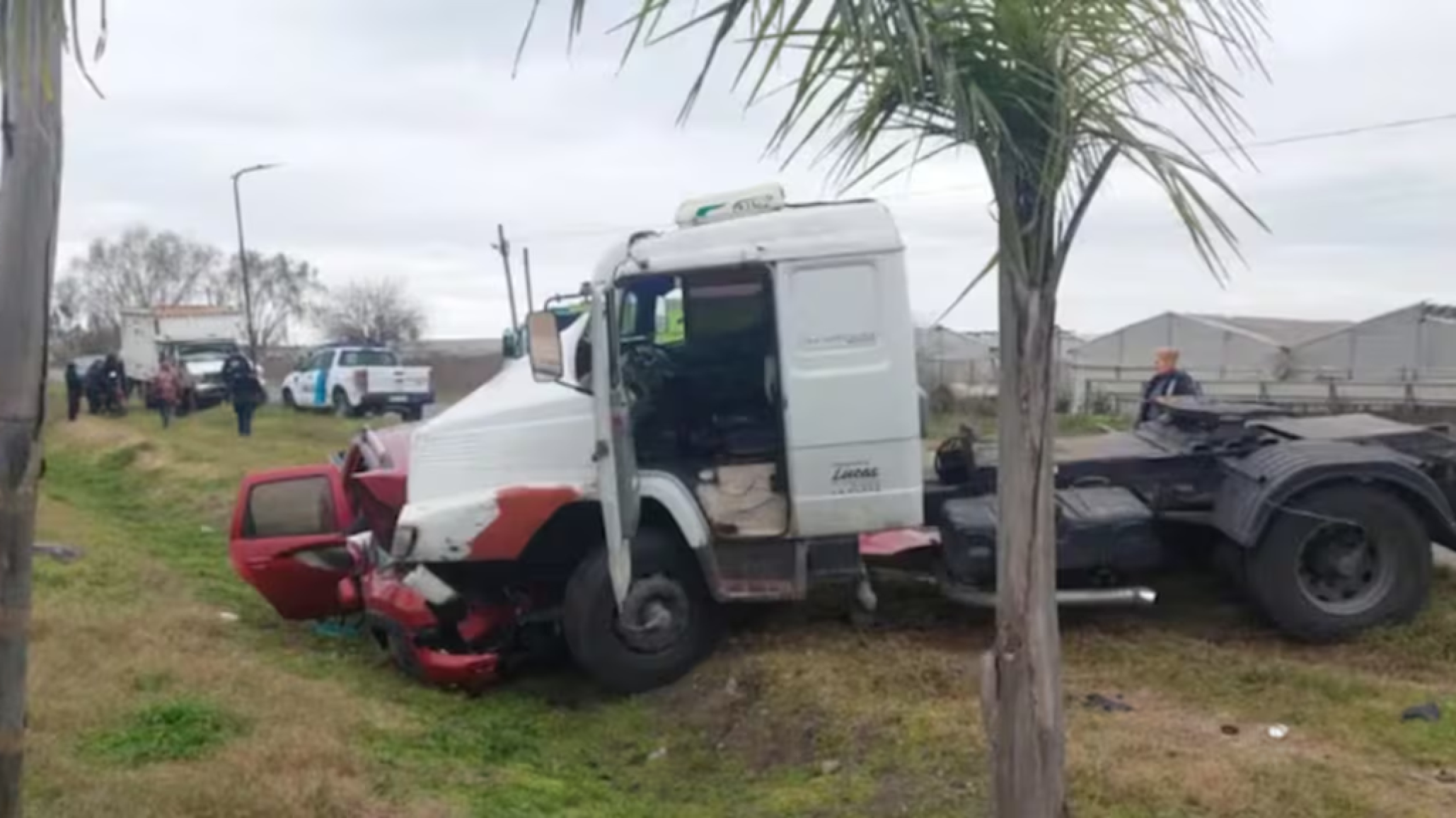 Brutal impacto entre un camión y una camioneta; una mujer murió y un conductor quedó atrapado